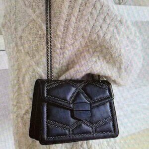 BLACK CROSSBODY HANDBAG